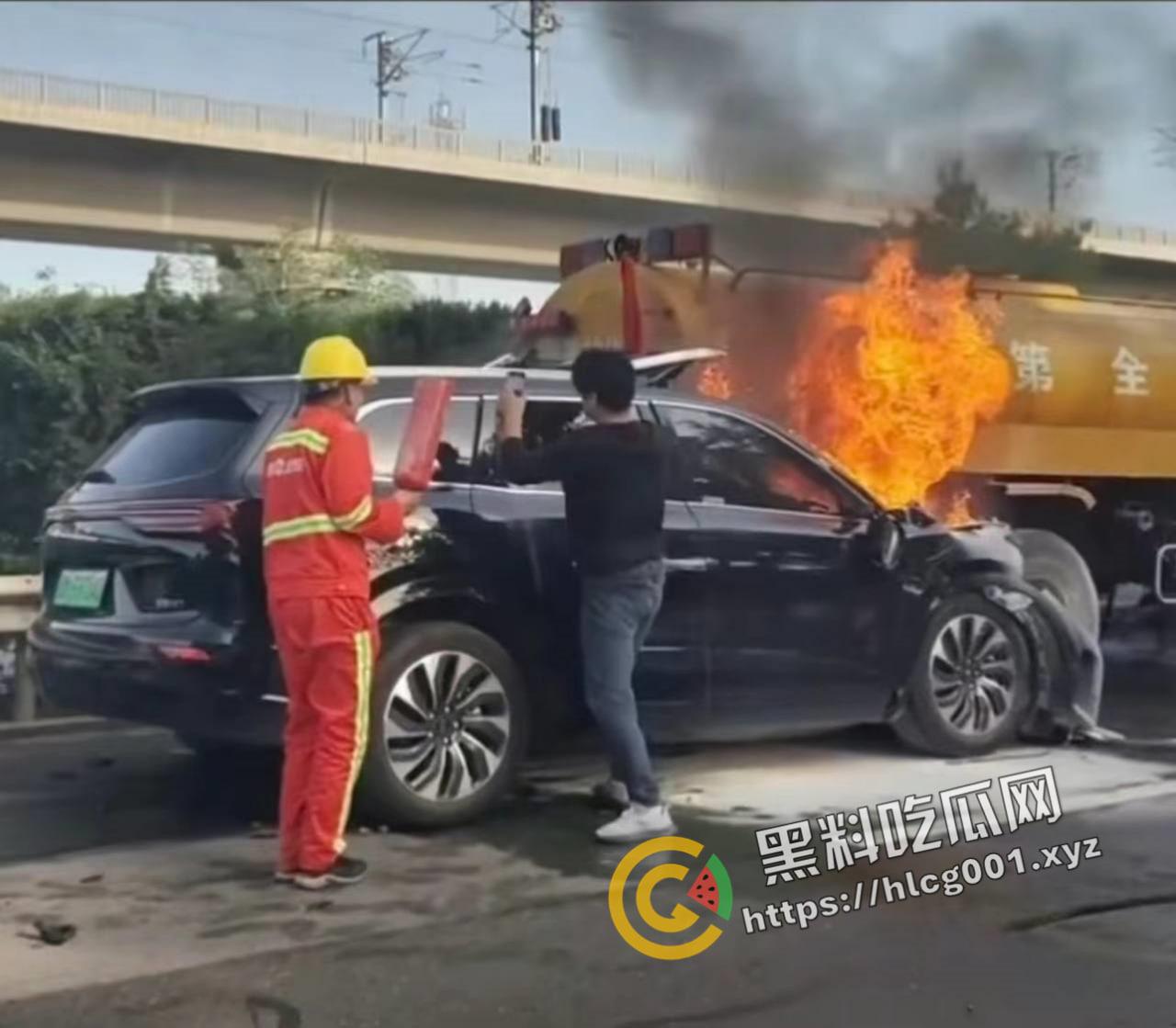 华为问界m7追尾着火事件！一家三口活活烧死 删评控热搜官方微博甩锅 这就是遥遥领先？现场封禁视频流出-1