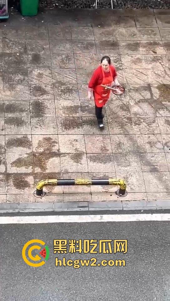 成都猪脚饭店爆雷！潲水桶的油循环再用，健康又美味，老板娘废物利用一绝！-6