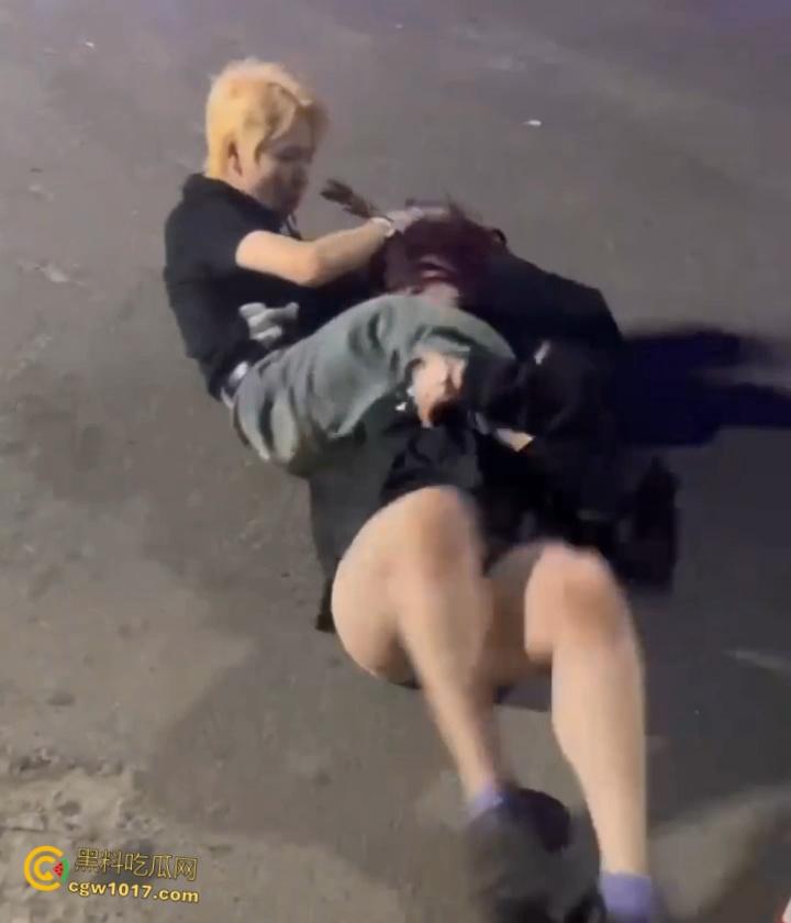 彪悍小仙女街头暴走，狂揍黄毛精神小伙，大白屁股极度辣眼，短裙外翻内裤都漏出来了，小伙被压在身下怀疑人生 ！-5