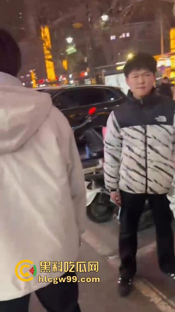 石家庄YOLO酒馆到底有多疯？50v50群架斗殴互砸酒瓶不算啥，厕所里直接开炮，这群小屁孩是疯了吧？-9