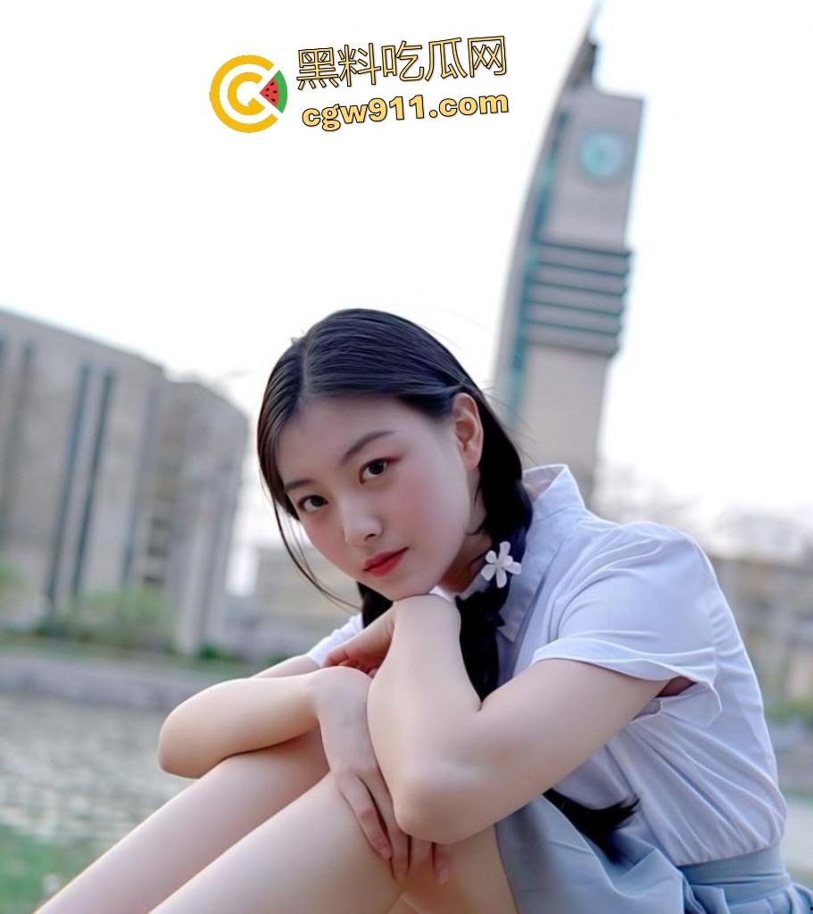 南职大骚货【温琪瑶】吃鸡狂魔！手机刺激战场，床上做爱战场吞鸡巴如饥似渴，男友叫舍友双洞齐插！-1