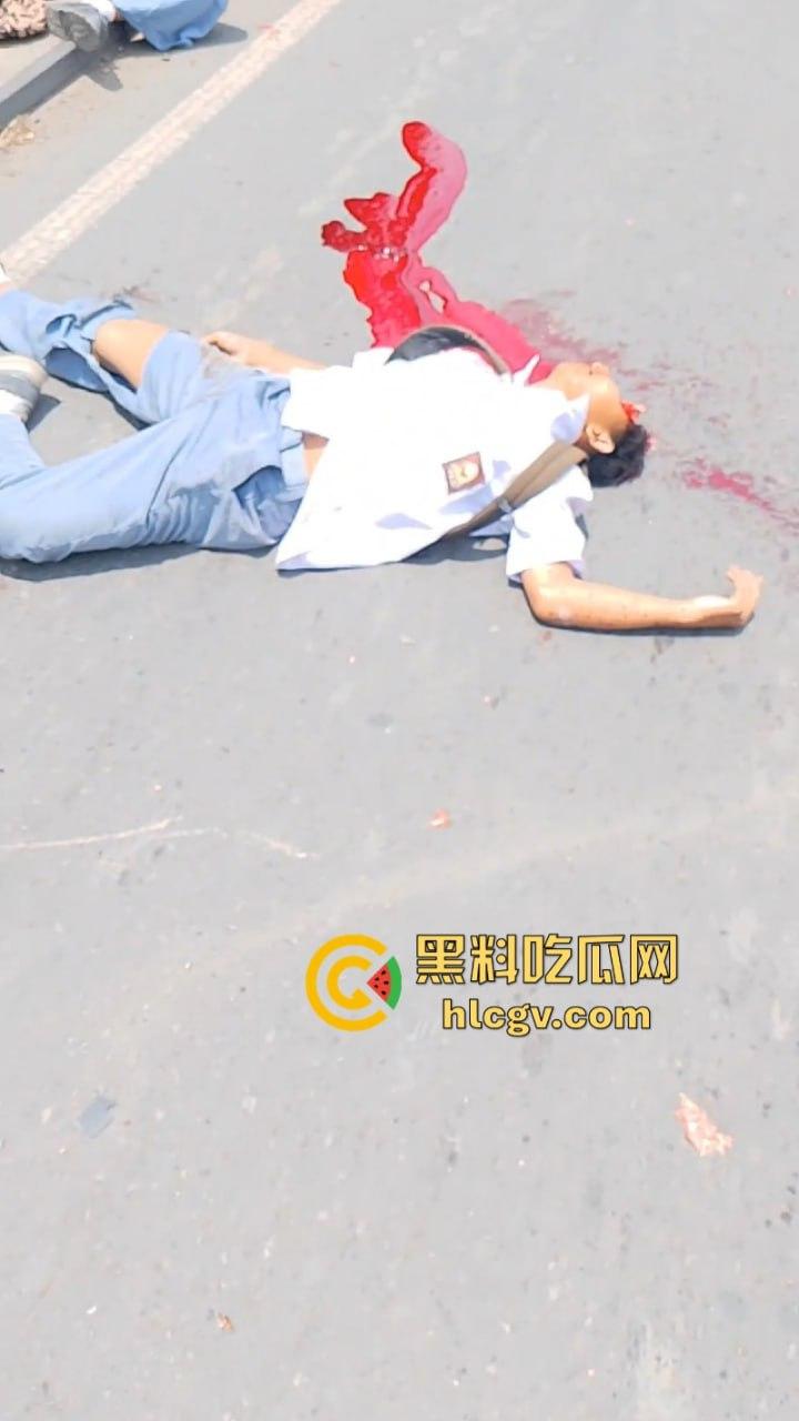 印尼惨烈车祸真实影像惨不忍睹 两人命丧车轮身首分离  胆小慎入-1