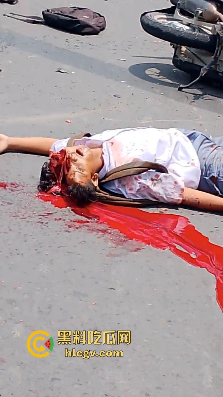 印尼惨烈车祸真实影像惨不忍睹 两人命丧车轮身首分离  胆小慎入-6